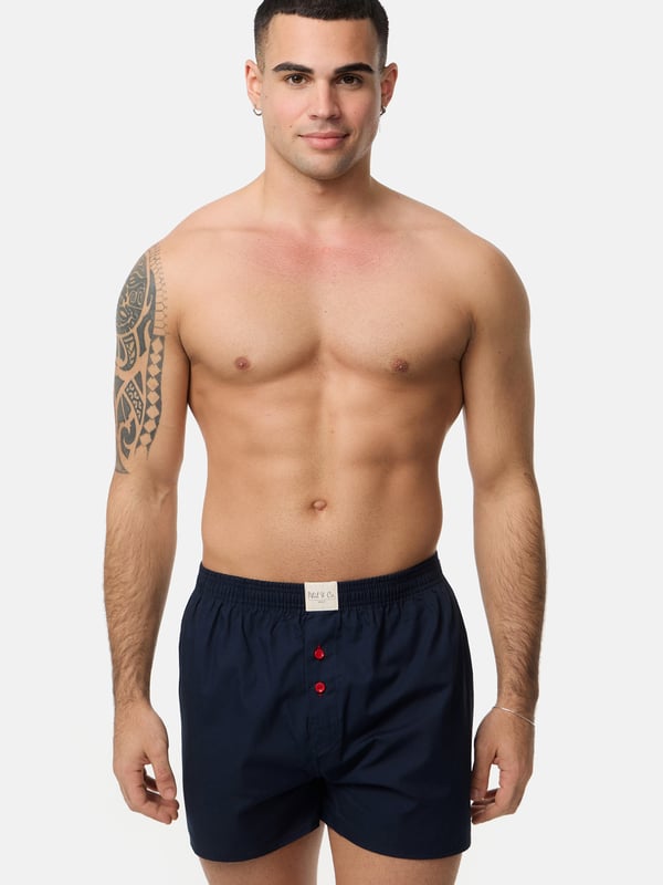 Estos calzoncillos clásicos de algodón para hombre son la personificación de la comodidad y el estilo. Con sus patrones tradicionales, los pantalones son el compañero ideal para cada día. Los tejidos de algodón son suaves con la piel, transpirables y duraderos. Se adaptan a cada movimiento y se mantienen en su sitio durante todo el día. Ya sea para usar en la oficina, durante actividades deportivas o simplemente en casa en el sofá, estos calzoncillos bóxer tejidos ofrecen comodidad y estilo durante todo el día. Gracias a la amplia gama de tallas, hay algo para casi todo el mundo. El paquete múltiple ofrece una gran ventaja de precio respecto a los calzoncillos sueltos. Calidad 100% a un precio imbatible.