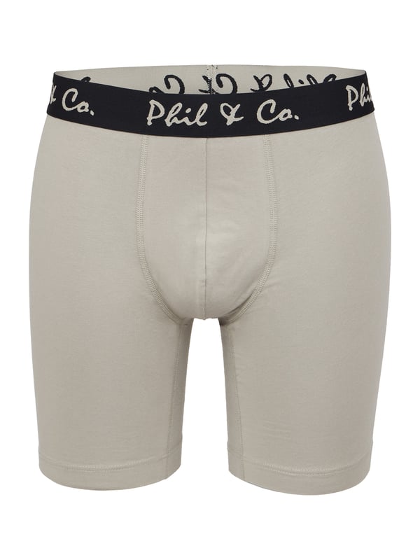 Ontdek onze retroshorts met lange pijpen voor heren in een praktische multi-pack van Phil & Co. Berlin. Bestel je nieuwe favoriete ondergoed vandaag nog en ervaar zelf de onverslaanbare prijs-kwaliteitverhouding waar Phil & Co. Berlin bekend om staat. Deze betaalbare herenslips bieden uitstekend comfort. De aangename katoenmix is zacht voor je huid, garandeert vormbehoud en biedt maximaal comfort. Deze shorts zijn vrij van irriterende naden bij het zitvlak. De brede contrasterende tailleband geeft de shorts een aantrekkelijke look en zorgt ervoor dat ze goed blijven zitten zonder in te snijden. Om krassen of jeuk te voorkomen, heeft Phil & Co. bewust afgezien van vervelende labels en de wasinstructies direct op de stof gedrukt.