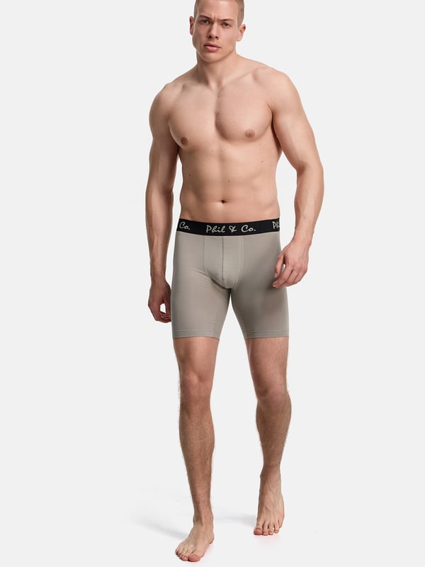 Ontdek onze retroshorts met lange pijpen voor heren in een praktische multi-pack van Phil & Co. Berlin. Bestel je nieuwe favoriete ondergoed vandaag nog en ervaar zelf de onverslaanbare prijs-kwaliteitverhouding waar Phil & Co. Berlin bekend om staat. Deze betaalbare herenslips bieden uitstekend comfort. De aangename katoenmix is zacht voor je huid, garandeert vormbehoud en biedt maximaal comfort. Deze shorts zijn vrij van irriterende naden bij het zitvlak. De brede contrasterende tailleband geeft de shorts een aantrekkelijke look en zorgt ervoor dat ze goed blijven zitten zonder in te snijden. Om krassen of jeuk te voorkomen, heeft Phil & Co. bewust afgezien van vervelende labels en de wasinstructies direct op de stof gedrukt.