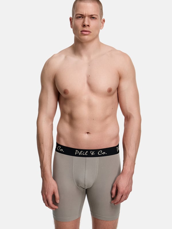 Ontdek onze retroshorts met lange pijpen voor heren in een praktische multi-pack van Phil & Co. Berlin. Bestel je nieuwe favoriete ondergoed vandaag nog en ervaar zelf de onverslaanbare prijs-kwaliteitverhouding waar Phil & Co. Berlin bekend om staat. Deze betaalbare herenslips bieden uitstekend comfort. De aangename katoenmix is zacht voor je huid, garandeert vormbehoud en biedt maximaal comfort. Deze shorts zijn vrij van irriterende naden bij het zitvlak. De brede contrasterende tailleband geeft de shorts een aantrekkelijke look en zorgt ervoor dat ze goed blijven zitten zonder in te snijden. Om krassen of jeuk te voorkomen, heeft Phil & Co. bewust afgezien van vervelende labels en de wasinstructies direct op de stof gedrukt.