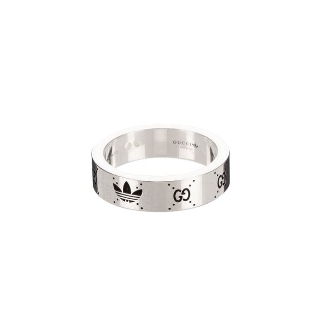 Gucci Joyería Adidas Collaboration Ring  Anillo en Plata Acero inoxidable sin níquel y Plata hardware. El producto esta en Perfectas Condiciones (AA).
  Tamaño del diseñador: None 
  Accesorios incluidos: Dustbag; Box
  
  BrandCo Paris encuentra artículos raros y en las mejores condiciones a precios increíbles. ¡Vale la pena tener paciencia! Compra con confianza: todos los artículos de BrandCo Paris son seleccionados y autenticados cuidadosamente por nuestro equipo de expertos.
  Todos los artículos vienen con un certificado de autenticidad y un embalaje entregado por BrandCo Paris.
  Tabla de clasificación de la condición del artículo
  N (como nuevo)
  AA (perfecto estado)
  A (excelente estado)
  AB (muy buen estado)
  B (bueno/regular)