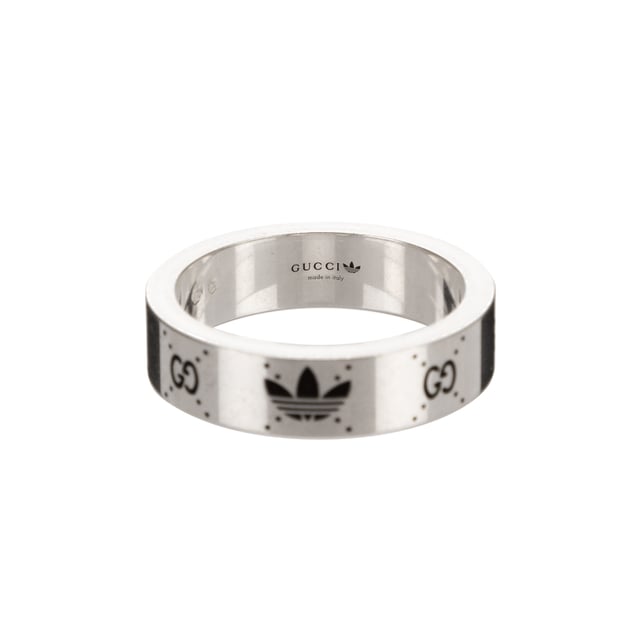 Gucci Joyería Adidas Collaboration Ring  Anillo en Plata Acero inoxidable sin níquel y Plata hardware. El producto esta en Perfectas Condiciones (AA).
  Tamaño del diseñador: None 
  Accesorios incluidos: Dustbag; Box
  
  BrandCo Paris encuentra artículos raros y en las mejores condiciones a precios increíbles. ¡Vale la pena tener paciencia! Compra con confianza: todos los artículos de BrandCo Paris son seleccionados y autenticados cuidadosamente por nuestro equipo de expertos.
  Todos los artículos vienen con un certificado de autenticidad y un embalaje entregado por BrandCo Paris.
  Tabla de clasificación de la condición del artículo
  N (como nuevo)
  AA (perfecto estado)
  A (excelente estado)
  AB (muy buen estado)
  B (bueno/regular)