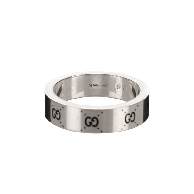 Gucci Joyería Adidas Collaboration Ring  Anillo en Plata Acero inoxidable sin níquel y Plata hardware. El producto esta en Perfectas Condiciones (AA).
  Tamaño del diseñador: None 
  Accesorios incluidos: Dustbag; Box
  
  BrandCo Paris encuentra artículos raros y en las mejores condiciones a precios increíbles. ¡Vale la pena tener paciencia! Compra con confianza: todos los artículos de BrandCo Paris son seleccionados y autenticados cuidadosamente por nuestro equipo de expertos.
  Todos los artículos vienen con un certificado de autenticidad y un embalaje entregado por BrandCo Paris.
  Tabla de clasificación de la condición del artículo
  N (como nuevo)
  AA (perfecto estado)
  A (excelente estado)
  AB (muy buen estado)
  B (bueno/regular)