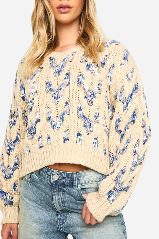 Striking cable knit pattern with floral motif
        Cropped length for a trendy silhouette
        V-neckline adds a feminine touch
        Voluminous balloon sleeves for dramatic flair
        Ribbed cuffs and hem for a snug fit
    
    This eye-catching Zopfmuster-Pullover from Boohoo is the perfect blend of cosy comfort and contemporary style. The intricate cable knit pattern adorned with a delicate floral motif creates a visually stunning texture that's sure to turn heads. Its cropped length and V-neckline offer a flattering silhouette, while the voluminous balloon sleeves add a touch of drama to your ensemble. Ideal for casual outings, this jumper pairs beautifully with high-waisted jeans and trainers for a laid-back look. Layer it under a long coat and accessorise with a baseball cap for an effortlessly cool vibe. Whether you're meeting friends for coffee or heading to a family gathering, this versatile piece will keep you looking stylish and feeling snug.