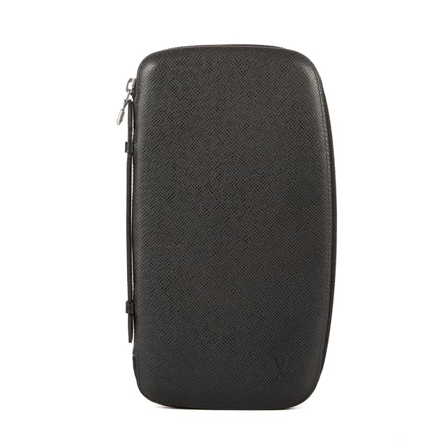 Louis Vuitton Accesorios Atoll  Cartera en Negro Piel de becerro y Latón de plata hardware. El producto esta en Perfectas Condiciones (AA).
  27x14.5x1.5 cm 
  Accesorios incluidos: None
  Notas de Exterior: Marcas de arañazos
  BrandCo Paris encuentra artículos raros y en las mejores condiciones a precios increíbles. ¡Vale la pena tener paciencia! Compra con confianza: todos los artículos de BrandCo Paris son seleccionados y autenticados cuidadosamente por nuestro equipo de expertos.
  Todos los artículos vienen con un certificado de autenticidad y un embalaje entregado por BrandCo Paris.
  Tabla de clasificación de la condición del artículo
  N (como nuevo)
  AA (perfecto estado)
  A (excelente estado)
  AB (muy buen estado)
  B (bueno/regular)
