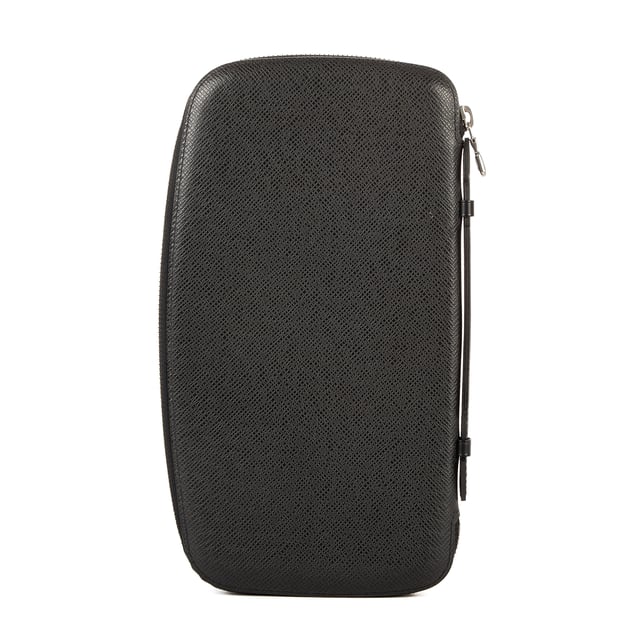 Louis Vuitton Accesorios Atoll  Cartera en Negro Piel de becerro y Latón de plata hardware. El producto esta en Perfectas Condiciones (AA).
  27x14.5x1.5 cm 
  Accesorios incluidos: None
  Notas de Exterior: Marcas de arañazos
  BrandCo Paris encuentra artículos raros y en las mejores condiciones a precios increíbles. ¡Vale la pena tener paciencia! Compra con confianza: todos los artículos de BrandCo Paris son seleccionados y autenticados cuidadosamente por nuestro equipo de expertos.
  Todos los artículos vienen con un certificado de autenticidad y un embalaje entregado por BrandCo Paris.
  Tabla de clasificación de la condición del artículo
  N (como nuevo)
  AA (perfecto estado)
  A (excelente estado)
  AB (muy buen estado)
  B (bueno/regular)