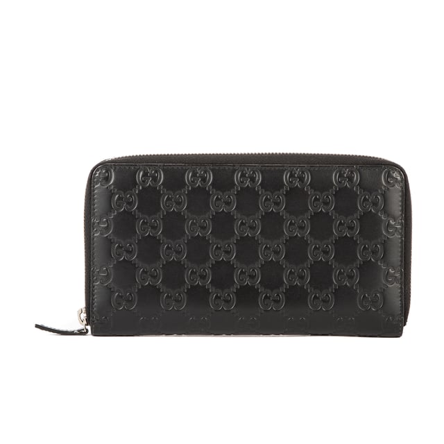 Gucci Accessoires Zip Around  Portemonnee in de Zwart Kalfsleer in de Zilver  hardware. Het product is in In Perfecte Staat (AA).
  21x12x2 cm 
  Inclusief accessoires: None
  
  BrandCo Paris vindt zeldzame artikelen in de beste staat voor ongelooflijke prijzen. Het is de moeite waard om geduldig te zijn! Koop met vertrouwen: alle artikelen van BrandCo Paris worden zorgvuldig geselecteerd en geverifieerd door ons team van experts.

  Alle artikelen worden geleverd met een certificaat van echtheid en verpakt door BrandCo Paris.

  Classificatietabel voor de conditie van het artikel:

  N (als nieuw)
  AA (perfecte staat)
  A (uitstekende staat)
  AB (zeer goede staat)
  B (goede/redelijke staat)