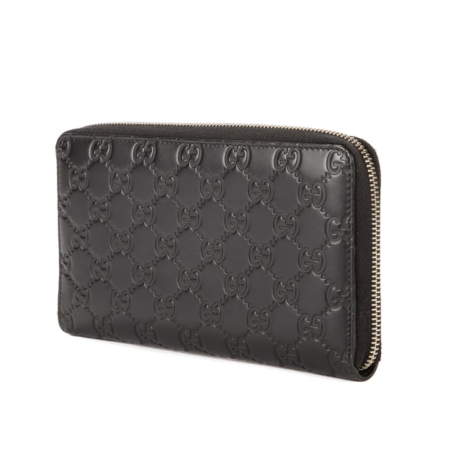 Gucci Accessoires Zip Around  Portemonnee in de Zwart Kalfsleer in de Zilver  hardware. Het product is in In Perfecte Staat (AA).
  21x12x2 cm 
  Inclusief accessoires: None
  
  BrandCo Paris vindt zeldzame artikelen in de beste staat voor ongelooflijke prijzen. Het is de moeite waard om geduldig te zijn! Koop met vertrouwen: alle artikelen van BrandCo Paris worden zorgvuldig geselecteerd en geverifieerd door ons team van experts.

  Alle artikelen worden geleverd met een certificaat van echtheid en verpakt door BrandCo Paris.

  Classificatietabel voor de conditie van het artikel:

  N (als nieuw)
  AA (perfecte staat)
  A (uitstekende staat)
  AB (zeer goede staat)
  B (goede/redelijke staat)