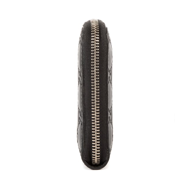 Gucci Accessoires Zip Around  Portemonnee in de Zwart Kalfsleer in de Zilver  hardware. Het product is in In Perfecte Staat (AA).
  21x12x2 cm 
  Inclusief accessoires: None
  
  BrandCo Paris vindt zeldzame artikelen in de beste staat voor ongelooflijke prijzen. Het is de moeite waard om geduldig te zijn! Koop met vertrouwen: alle artikelen van BrandCo Paris worden zorgvuldig geselecteerd en geverifieerd door ons team van experts.

  Alle artikelen worden geleverd met een certificaat van echtheid en verpakt door BrandCo Paris.

  Classificatietabel voor de conditie van het artikel:

  N (als nieuw)
  AA (perfecte staat)
  A (uitstekende staat)
  AB (zeer goede staat)
  B (goede/redelijke staat)