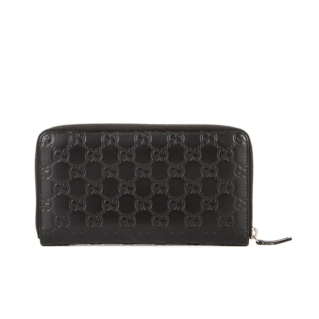Gucci Accessoires Zip Around  Portemonnee in de Zwart Kalfsleer in de Zilver  hardware. Het product is in In Perfecte Staat (AA).
  21x12x2 cm 
  Inclusief accessoires: None
  
  BrandCo Paris vindt zeldzame artikelen in de beste staat voor ongelooflijke prijzen. Het is de moeite waard om geduldig te zijn! Koop met vertrouwen: alle artikelen van BrandCo Paris worden zorgvuldig geselecteerd en geverifieerd door ons team van experts.

  Alle artikelen worden geleverd met een certificaat van echtheid en verpakt door BrandCo Paris.

  Classificatietabel voor de conditie van het artikel:

  N (als nieuw)
  AA (perfecte staat)
  A (uitstekende staat)
  AB (zeer goede staat)
  B (goede/redelijke staat)