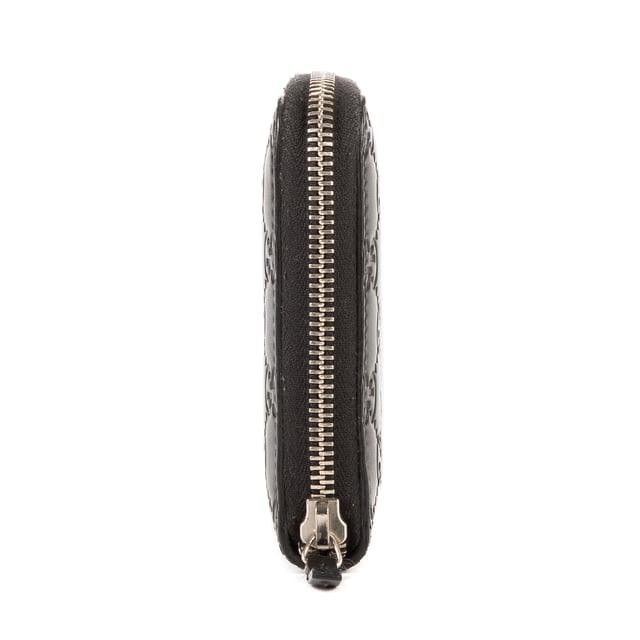 Gucci Accessoires Zip Around  Portemonnee in de Zwart Kalfsleer in de Zilver  hardware. Het product is in In Perfecte Staat (AA).
  21x12x2 cm 
  Inclusief accessoires: None
  
  BrandCo Paris vindt zeldzame artikelen in de beste staat voor ongelooflijke prijzen. Het is de moeite waard om geduldig te zijn! Koop met vertrouwen: alle artikelen van BrandCo Paris worden zorgvuldig geselecteerd en geverifieerd door ons team van experts.

  Alle artikelen worden geleverd met een certificaat van echtheid en verpakt door BrandCo Paris.

  Classificatietabel voor de conditie van het artikel:

  N (als nieuw)
  AA (perfecte staat)
  A (uitstekende staat)
  AB (zeer goede staat)
  B (goede/redelijke staat)