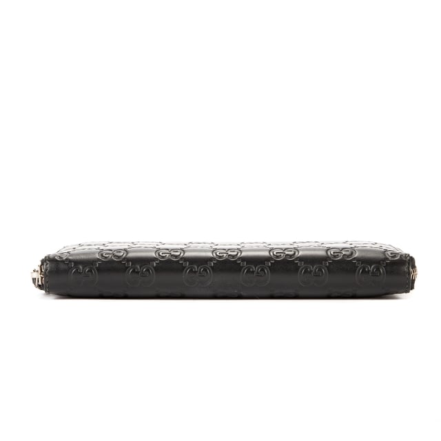 Gucci Accessoires Zip Around  Portemonnee in de Zwart Kalfsleer in de Zilver  hardware. Het product is in In Perfecte Staat (AA).
  21x12x2 cm 
  Inclusief accessoires: None
  
  BrandCo Paris vindt zeldzame artikelen in de beste staat voor ongelooflijke prijzen. Het is de moeite waard om geduldig te zijn! Koop met vertrouwen: alle artikelen van BrandCo Paris worden zorgvuldig geselecteerd en geverifieerd door ons team van experts.

  Alle artikelen worden geleverd met een certificaat van echtheid en verpakt door BrandCo Paris.

  Classificatietabel voor de conditie van het artikel:

  N (als nieuw)
  AA (perfecte staat)
  A (uitstekende staat)
  AB (zeer goede staat)
  B (goede/redelijke staat)