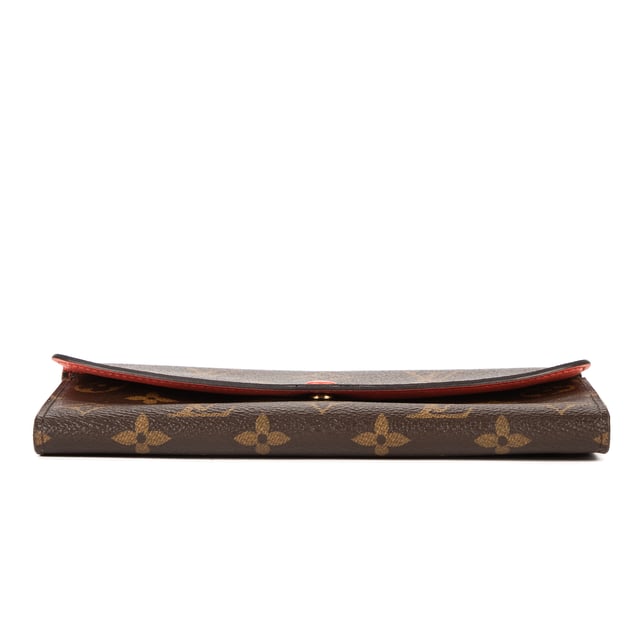 Louis Vuitton Accesorios Emilie  Cartera en Marrón/Naranja Lona recubierta y Latón dorado hardware. El producto esta en Perfectas Condiciones (AA).
  19x9.5x1.5 cm 
  Accesorios incluidos: None
  
  BrandCo Paris encuentra artículos raros y en las mejores condiciones a precios increíbles. ¡Vale la pena tener paciencia! Compra con confianza: todos los artículos de BrandCo Paris son seleccionados y autenticados cuidadosamente por nuestro equipo de expertos.
  Todos los artículos vienen con un certificado de autenticidad y un embalaje entregado por BrandCo Paris.
  Tabla de clasificación de la condición del artículo
  N (como nuevo)
  AA (perfecto estado)
  A (excelente estado)
  AB (muy buen estado)
  B (bueno/regular)