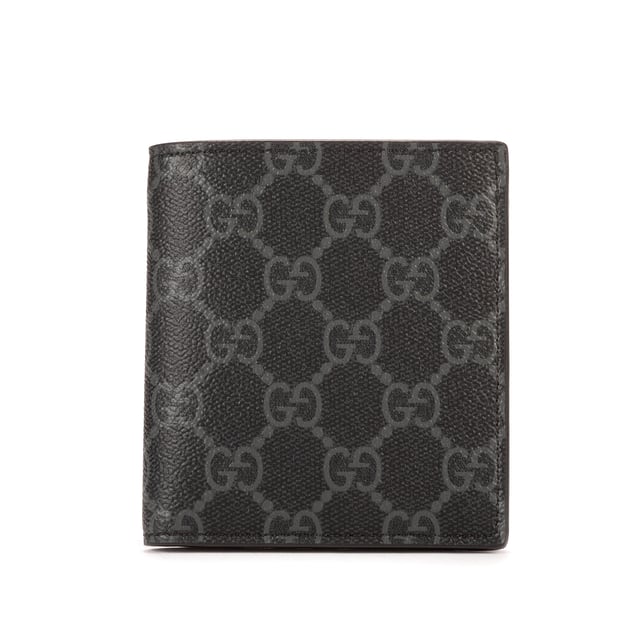 Gucci Accesorios Emblem Bifold Wallet  Cartera en Gris/Negro Lona recubierta y Ninguno hardware. El producto esta en Perfectas Condiciones (AA).
  10x10x1.5 cm 
  Accesorios incluidos: Dustbag;Box
  
  BrandCo Paris encuentra artículos raros y en las mejores condiciones a precios increíbles. ¡Vale la pena tener paciencia! Compra con confianza: todos los artículos de BrandCo Paris son seleccionados y autenticados cuidadosamente por nuestro equipo de expertos.
  Todos los artículos vienen con un certificado de autenticidad y un embalaje entregado por BrandCo Paris.
  Tabla de clasificación de la condición del artículo
  N (como nuevo)
  AA (perfecto estado)
  A (excelente estado)
  AB (muy buen estado)
  B (bueno/regular)