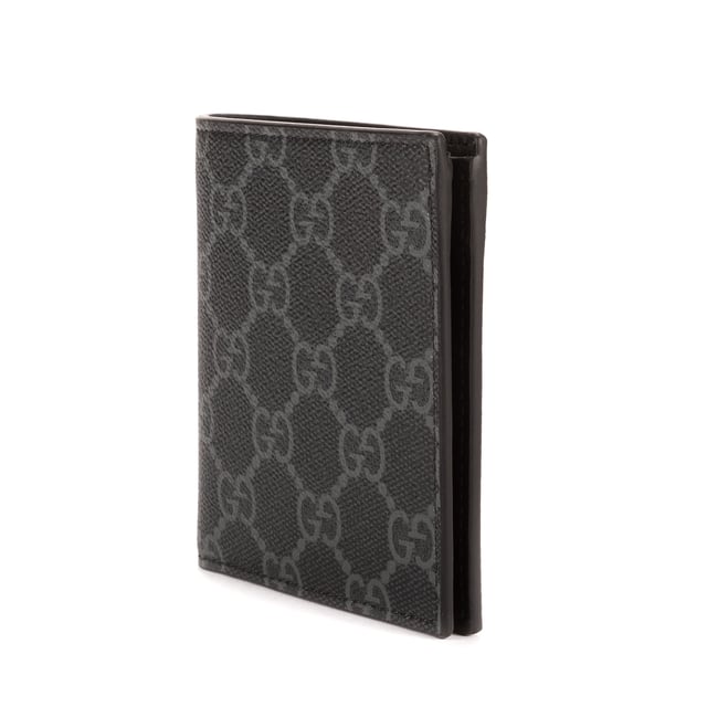 Gucci Accesorios Emblem Bifold Wallet  Cartera en Gris/Negro Lona recubierta y Ninguno hardware. El producto esta en Perfectas Condiciones (AA).
  10x10x1.5 cm 
  Accesorios incluidos: Dustbag;Box
  
  BrandCo Paris encuentra artículos raros y en las mejores condiciones a precios increíbles. ¡Vale la pena tener paciencia! Compra con confianza: todos los artículos de BrandCo Paris son seleccionados y autenticados cuidadosamente por nuestro equipo de expertos.
  Todos los artículos vienen con un certificado de autenticidad y un embalaje entregado por BrandCo Paris.
  Tabla de clasificación de la condición del artículo
  N (como nuevo)
  AA (perfecto estado)
  A (excelente estado)
  AB (muy buen estado)
  B (bueno/regular)