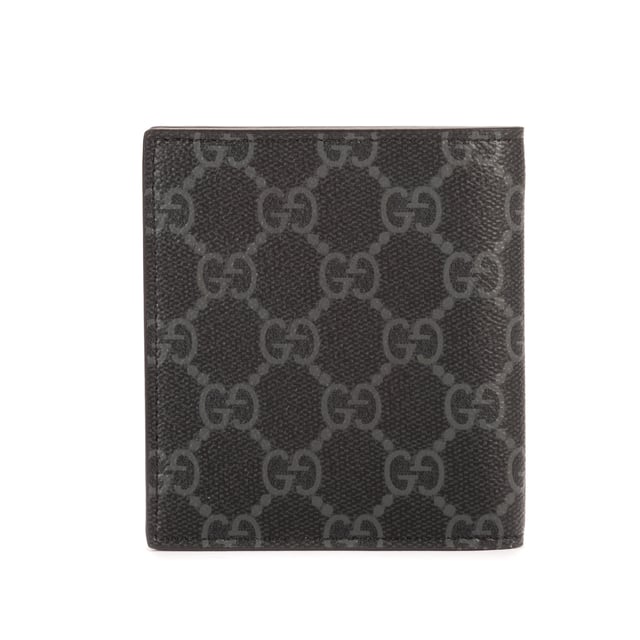 Gucci Accesorios Emblem Bifold Wallet  Cartera en Gris/Negro Lona recubierta y Ninguno hardware. El producto esta en Perfectas Condiciones (AA).
  10x10x1.5 cm 
  Accesorios incluidos: Dustbag;Box
  
  BrandCo Paris encuentra artículos raros y en las mejores condiciones a precios increíbles. ¡Vale la pena tener paciencia! Compra con confianza: todos los artículos de BrandCo Paris son seleccionados y autenticados cuidadosamente por nuestro equipo de expertos.
  Todos los artículos vienen con un certificado de autenticidad y un embalaje entregado por BrandCo Paris.
  Tabla de clasificación de la condición del artículo
  N (como nuevo)
  AA (perfecto estado)
  A (excelente estado)
  AB (muy buen estado)
  B (bueno/regular)