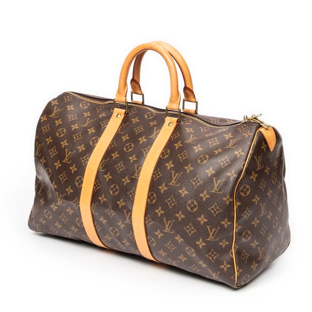 Louis Vuitton Bolsas Keepall 45 Bolsa de viaje en Marrón Lona recubierta y Latón dorado hardware. El producto esta en Excelentes Condiciones (A).
  Dimensiones: 45x24x20 cm 
  Accesorios incluidos: None
  Notas de Exterior: Marcas de agua en vachetta
Notas de la correa/asa: Oscurecido
  BrandCo Paris encuentra artículos raros y en las mejores condiciones a precios increíbles. ¡Vale la pena tener paciencia! Compra con confianza: todos los artículos de BrandCo Paris son seleccionados y autenticados cuidadosamente por nuestro equipo de expertos.
  Todos los artículos vienen con un certificado de autenticidad y un embalaje entregado por BrandCo Paris.
  Tabla de clasificación de la condición del artículo
  N (como nuevo)
  AA (perfecto estado)
  A (excelente estado)
  AB (muy buen estado)
  B (bueno/regular)