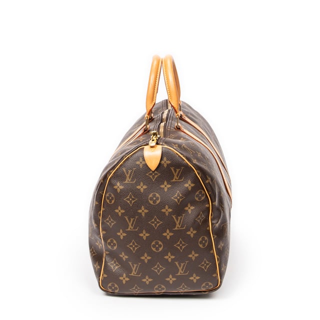 Louis Vuitton Bolsas Keepall 45 Bolsa de viaje en Marrón Lona recubierta y Latón dorado hardware. El producto esta en Excelentes Condiciones (A).
  Dimensiones: 45x24x20 cm 
  Accesorios incluidos: None
  Notas de Exterior: Marcas de agua en vachetta
Notas de la correa/asa: Oscurecido
  BrandCo Paris encuentra artículos raros y en las mejores condiciones a precios increíbles. ¡Vale la pena tener paciencia! Compra con confianza: todos los artículos de BrandCo Paris son seleccionados y autenticados cuidadosamente por nuestro equipo de expertos.
  Todos los artículos vienen con un certificado de autenticidad y un embalaje entregado por BrandCo Paris.
  Tabla de clasificación de la condición del artículo
  N (como nuevo)
  AA (perfecto estado)
  A (excelente estado)
  AB (muy buen estado)
  B (bueno/regular)