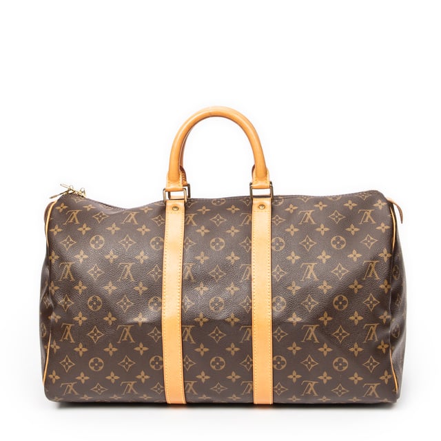 Louis Vuitton Bolsas Keepall 45 Bolsa de viaje en Marrón Lona recubierta y Latón dorado hardware. El producto esta en Excelentes Condiciones (A).
  Dimensiones: 45x24x20 cm 
  Accesorios incluidos: None
  Notas de Exterior: Marcas de agua en vachetta
Notas de la correa/asa: Oscurecido
  BrandCo Paris encuentra artículos raros y en las mejores condiciones a precios increíbles. ¡Vale la pena tener paciencia! Compra con confianza: todos los artículos de BrandCo Paris son seleccionados y autenticados cuidadosamente por nuestro equipo de expertos.
  Todos los artículos vienen con un certificado de autenticidad y un embalaje entregado por BrandCo Paris.
  Tabla de clasificación de la condición del artículo
  N (como nuevo)
  AA (perfecto estado)
  A (excelente estado)
  AB (muy buen estado)
  B (bueno/regular)
