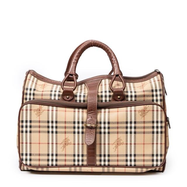 Burberry Bolsas Vintage Burberrys Large Boston Bag  Bolsa de viaje en Beige/Marrón Lona recubierta y Oro hardware. El producto esta en Muy Buenas Condiciones (AB).
  Dimensiones: 51x35x25 cm 
  Accesorios incluidos: 
  
  BrandCo Paris encuentra artículos raros y en las mejores condiciones a precios increíbles. ¡Vale la pena tener paciencia! Compra con confianza: todos los artículos de BrandCo Paris son seleccionados y autenticados cuidadosamente por nuestro equipo de expertos.
  Todos los artículos vienen con un certificado de autenticidad y un embalaje entregado por BrandCo Paris.
  Tabla de clasificación de la condición del artículo
  N (como nuevo)
  AA (perfecto estado)
  A (excelente estado)
  AB (muy buen estado)
  B (bueno/regular)
