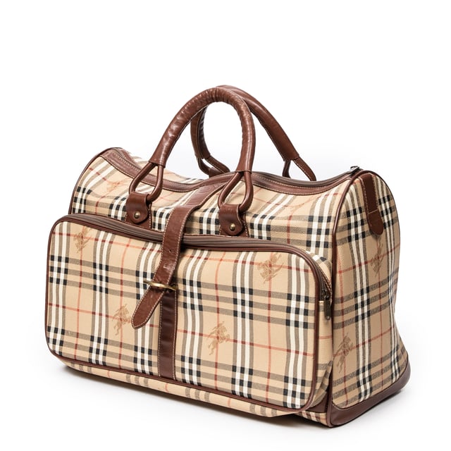 Burberry Bolsas Vintage Burberrys Large Boston Bag  Bolsa de viaje en Beige/Marrón Lona recubierta y Oro hardware. El producto esta en Muy Buenas Condiciones (AB).
  Dimensiones: 51x35x25 cm 
  Accesorios incluidos: 
  
  BrandCo Paris encuentra artículos raros y en las mejores condiciones a precios increíbles. ¡Vale la pena tener paciencia! Compra con confianza: todos los artículos de BrandCo Paris son seleccionados y autenticados cuidadosamente por nuestro equipo de expertos.
  Todos los artículos vienen con un certificado de autenticidad y un embalaje entregado por BrandCo Paris.
  Tabla de clasificación de la condición del artículo
  N (como nuevo)
  AA (perfecto estado)
  A (excelente estado)
  AB (muy buen estado)
  B (bueno/regular)