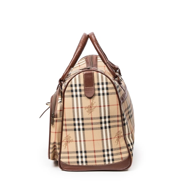 Burberry Bolsas Vintage Burberrys Large Boston Bag  Bolsa de viaje en Beige/Marrón Lona recubierta y Oro hardware. El producto esta en Muy Buenas Condiciones (AB).
  Dimensiones: 51x35x25 cm 
  Accesorios incluidos: 
  
  BrandCo Paris encuentra artículos raros y en las mejores condiciones a precios increíbles. ¡Vale la pena tener paciencia! Compra con confianza: todos los artículos de BrandCo Paris son seleccionados y autenticados cuidadosamente por nuestro equipo de expertos.
  Todos los artículos vienen con un certificado de autenticidad y un embalaje entregado por BrandCo Paris.
  Tabla de clasificación de la condición del artículo
  N (como nuevo)
  AA (perfecto estado)
  A (excelente estado)
  AB (muy buen estado)
  B (bueno/regular)