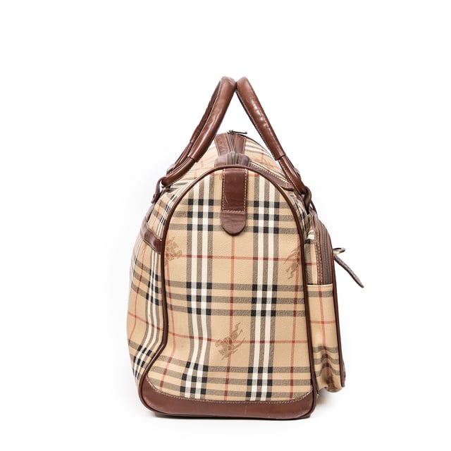 Burberry Bolsas Vintage Burberrys Large Boston Bag  Bolsa de viaje en Beige/Marrón Lona recubierta y Oro hardware. El producto esta en Muy Buenas Condiciones (AB).
  Dimensiones: 51x35x25 cm 
  Accesorios incluidos: 
  
  BrandCo Paris encuentra artículos raros y en las mejores condiciones a precios increíbles. ¡Vale la pena tener paciencia! Compra con confianza: todos los artículos de BrandCo Paris son seleccionados y autenticados cuidadosamente por nuestro equipo de expertos.
  Todos los artículos vienen con un certificado de autenticidad y un embalaje entregado por BrandCo Paris.
  Tabla de clasificación de la condición del artículo
  N (como nuevo)
  AA (perfecto estado)
  A (excelente estado)
  AB (muy buen estado)
  B (bueno/regular)