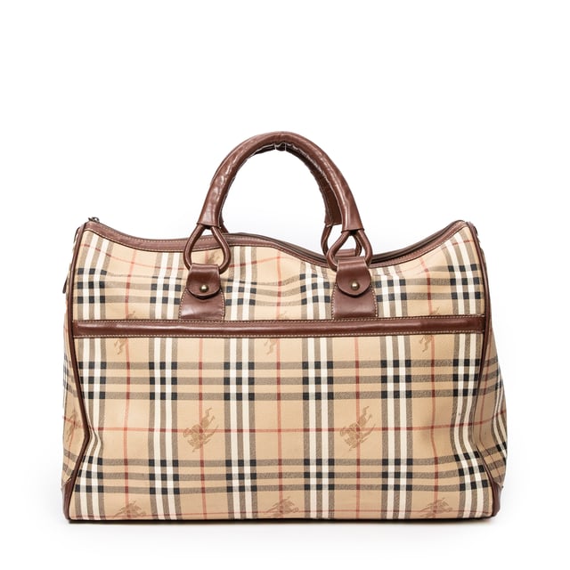 Burberry Bolsas Vintage Burberrys Large Boston Bag  Bolsa de viaje en Beige/Marrón Lona recubierta y Oro hardware. El producto esta en Muy Buenas Condiciones (AB).
  Dimensiones: 51x35x25 cm 
  Accesorios incluidos: 
  
  BrandCo Paris encuentra artículos raros y en las mejores condiciones a precios increíbles. ¡Vale la pena tener paciencia! Compra con confianza: todos los artículos de BrandCo Paris son seleccionados y autenticados cuidadosamente por nuestro equipo de expertos.
  Todos los artículos vienen con un certificado de autenticidad y un embalaje entregado por BrandCo Paris.
  Tabla de clasificación de la condición del artículo
  N (como nuevo)
  AA (perfecto estado)
  A (excelente estado)
  AB (muy buen estado)
  B (bueno/regular)