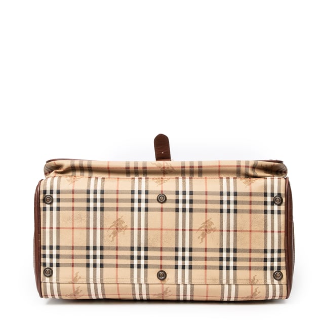 Burberry Bolsas Vintage Burberrys Large Boston Bag  Bolsa de viaje en Beige/Marrón Lona recubierta y Oro hardware. El producto esta en Muy Buenas Condiciones (AB).
  Dimensiones: 51x35x25 cm 
  Accesorios incluidos: 
  
  BrandCo Paris encuentra artículos raros y en las mejores condiciones a precios increíbles. ¡Vale la pena tener paciencia! Compra con confianza: todos los artículos de BrandCo Paris son seleccionados y autenticados cuidadosamente por nuestro equipo de expertos.
  Todos los artículos vienen con un certificado de autenticidad y un embalaje entregado por BrandCo Paris.
  Tabla de clasificación de la condición del artículo
  N (como nuevo)
  AA (perfecto estado)
  A (excelente estado)
  AB (muy buen estado)
  B (bueno/regular)