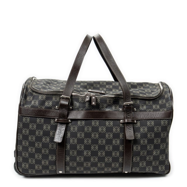 Loewe Bolsas Vintage Anagram Suitcase  Bolsa de viaje en Negro/Beige Lona recubierta y Plata hardware. El producto esta en Excelentes Condiciones (A).
  Dimensiones: 49x27x30 cm 
  Accesorios incluidos: Luggage Tag; Handle Strap
  Notas de Exterior: Ligeras manchas blancas, tirador de cremallera ligeramente desgastado
Notas de la correa/asa: Ligeramente desgastado
  BrandCo Paris encuentra artículos raros y en las mejores condiciones a precios increíbles. ¡Vale la pena tener paciencia! Compra con confianza: todos los artículos de BrandCo Paris son seleccionados y autenticados cuidadosamente por nuestro equipo de expertos.
  Todos los artículos vienen con un certificado de autenticidad y un embalaje entregado por BrandCo Paris.
  Tabla de clasificación de la condición del artículo
  N (como nuevo)
  AA (perfecto estado)
  A (excelente estado)
  AB (muy buen estado)
  B (bueno/regular)