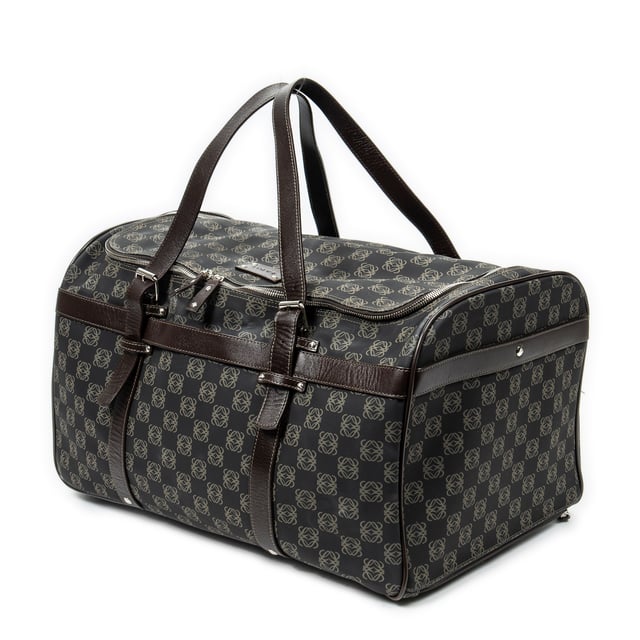 Loewe Bolsas Vintage Anagram Suitcase  Bolsa de viaje en Negro/Beige Lona recubierta y Plata hardware. El producto esta en Excelentes Condiciones (A).
  Dimensiones: 49x27x30 cm 
  Accesorios incluidos: Luggage Tag; Handle Strap
  Notas de Exterior: Ligeras manchas blancas, tirador de cremallera ligeramente desgastado
Notas de la correa/asa: Ligeramente desgastado
  BrandCo Paris encuentra artículos raros y en las mejores condiciones a precios increíbles. ¡Vale la pena tener paciencia! Compra con confianza: todos los artículos de BrandCo Paris son seleccionados y autenticados cuidadosamente por nuestro equipo de expertos.
  Todos los artículos vienen con un certificado de autenticidad y un embalaje entregado por BrandCo Paris.
  Tabla de clasificación de la condición del artículo
  N (como nuevo)
  AA (perfecto estado)
  A (excelente estado)
  AB (muy buen estado)
  B (bueno/regular)