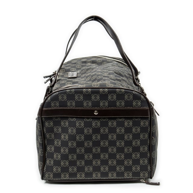 Loewe Bolsas Vintage Anagram Suitcase  Bolsa de viaje en Negro/Beige Lona recubierta y Plata hardware. El producto esta en Excelentes Condiciones (A).
  Dimensiones: 49x27x30 cm 
  Accesorios incluidos: Luggage Tag; Handle Strap
  Notas de Exterior: Ligeras manchas blancas, tirador de cremallera ligeramente desgastado
Notas de la correa/asa: Ligeramente desgastado
  BrandCo Paris encuentra artículos raros y en las mejores condiciones a precios increíbles. ¡Vale la pena tener paciencia! Compra con confianza: todos los artículos de BrandCo Paris son seleccionados y autenticados cuidadosamente por nuestro equipo de expertos.
  Todos los artículos vienen con un certificado de autenticidad y un embalaje entregado por BrandCo Paris.
  Tabla de clasificación de la condición del artículo
  N (como nuevo)
  AA (perfecto estado)
  A (excelente estado)
  AB (muy buen estado)
  B (bueno/regular)