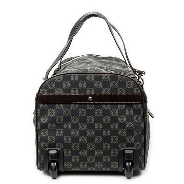 Loewe Bolsas Vintage Anagram Suitcase  Bolsa de viaje en Negro/Beige Lona recubierta y Plata hardware. El producto esta en Excelentes Condiciones (A).
  Dimensiones: 49x27x30 cm 
  Accesorios incluidos: Luggage Tag; Handle Strap
  Notas de Exterior: Ligeras manchas blancas, tirador de cremallera ligeramente desgastado
Notas de la correa/asa: Ligeramente desgastado
  BrandCo Paris encuentra artículos raros y en las mejores condiciones a precios increíbles. ¡Vale la pena tener paciencia! Compra con confianza: todos los artículos de BrandCo Paris son seleccionados y autenticados cuidadosamente por nuestro equipo de expertos.
  Todos los artículos vienen con un certificado de autenticidad y un embalaje entregado por BrandCo Paris.
  Tabla de clasificación de la condición del artículo
  N (como nuevo)
  AA (perfecto estado)
  A (excelente estado)
  AB (muy buen estado)
  B (bueno/regular)