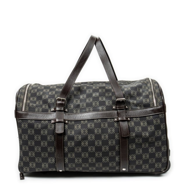 Loewe Bolsas Vintage Anagram Suitcase  Bolsa de viaje en Negro/Beige Lona recubierta y Plata hardware. El producto esta en Excelentes Condiciones (A).
  Dimensiones: 49x27x30 cm 
  Accesorios incluidos: Luggage Tag; Handle Strap
  Notas de Exterior: Ligeras manchas blancas, tirador de cremallera ligeramente desgastado
Notas de la correa/asa: Ligeramente desgastado
  BrandCo Paris encuentra artículos raros y en las mejores condiciones a precios increíbles. ¡Vale la pena tener paciencia! Compra con confianza: todos los artículos de BrandCo Paris son seleccionados y autenticados cuidadosamente por nuestro equipo de expertos.
  Todos los artículos vienen con un certificado de autenticidad y un embalaje entregado por BrandCo Paris.
  Tabla de clasificación de la condición del artículo
  N (como nuevo)
  AA (perfecto estado)
  A (excelente estado)
  AB (muy buen estado)
  B (bueno/regular)