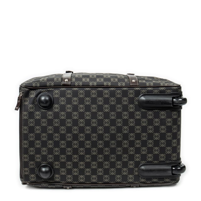 Loewe Bolsas Vintage Anagram Suitcase  Bolsa de viaje en Negro/Beige Lona recubierta y Plata hardware. El producto esta en Excelentes Condiciones (A).
  Dimensiones: 49x27x30 cm 
  Accesorios incluidos: Luggage Tag; Handle Strap
  Notas de Exterior: Ligeras manchas blancas, tirador de cremallera ligeramente desgastado
Notas de la correa/asa: Ligeramente desgastado
  BrandCo Paris encuentra artículos raros y en las mejores condiciones a precios increíbles. ¡Vale la pena tener paciencia! Compra con confianza: todos los artículos de BrandCo Paris son seleccionados y autenticados cuidadosamente por nuestro equipo de expertos.
  Todos los artículos vienen con un certificado de autenticidad y un embalaje entregado por BrandCo Paris.
  Tabla de clasificación de la condición del artículo
  N (como nuevo)
  AA (perfecto estado)
  A (excelente estado)
  AB (muy buen estado)
  B (bueno/regular)
