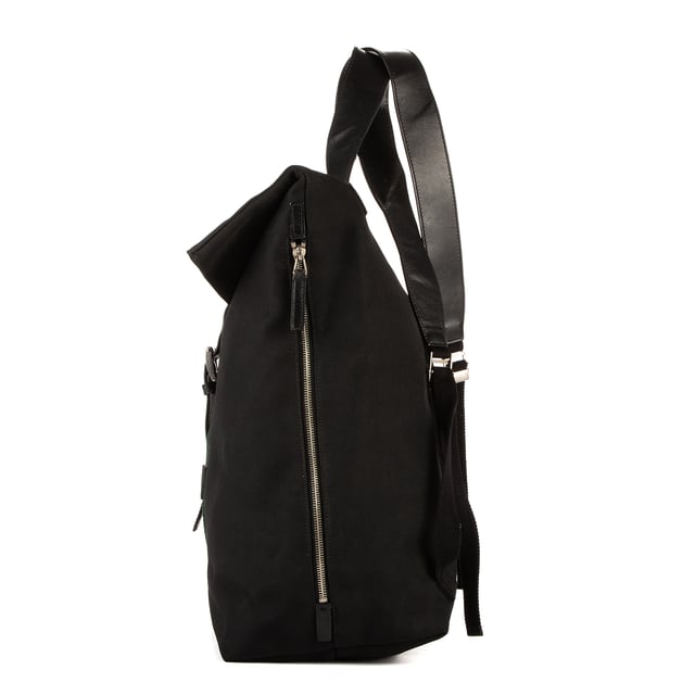 Gucci Tassen Sherry Line Backpack  Rugzak in de Zwart Doek in de Zilver  hardware. Het product is in In Perfecte Staat (AA).
  Afmetingen: 30x45x19 cm 
  Inclusief accessoires: None
  Opmerkingen over de hardware: Verkleurd
  BrandCo Paris vindt zeldzame artikelen in de beste staat voor ongelooflijke prijzen. Het is de moeite waard om geduldig te zijn! Koop met vertrouwen: alle artikelen van BrandCo Paris worden zorgvuldig geselecteerd en geverifieerd door ons team van experts.

  Alle artikelen worden geleverd met een certificaat van echtheid en verpakt door BrandCo Paris.

  Classificatietabel voor de conditie van het artikel:

  N (als nieuw)
  AA (perfecte staat)
  A (uitstekende staat)
  AB (zeer goede staat)
  B (goede/redelijke staat)