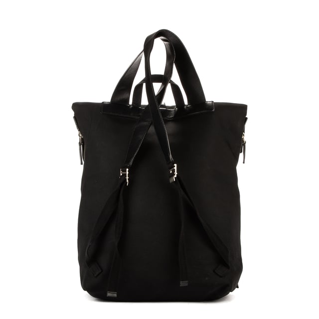 Gucci Tassen Sherry Line Backpack  Rugzak in de Zwart Doek in de Zilver  hardware. Het product is in In Perfecte Staat (AA).
  Afmetingen: 30x45x19 cm 
  Inclusief accessoires: None
  Opmerkingen over de hardware: Verkleurd
  BrandCo Paris vindt zeldzame artikelen in de beste staat voor ongelooflijke prijzen. Het is de moeite waard om geduldig te zijn! Koop met vertrouwen: alle artikelen van BrandCo Paris worden zorgvuldig geselecteerd en geverifieerd door ons team van experts.

  Alle artikelen worden geleverd met een certificaat van echtheid en verpakt door BrandCo Paris.

  Classificatietabel voor de conditie van het artikel:

  N (als nieuw)
  AA (perfecte staat)
  A (uitstekende staat)
  AB (zeer goede staat)
  B (goede/redelijke staat)