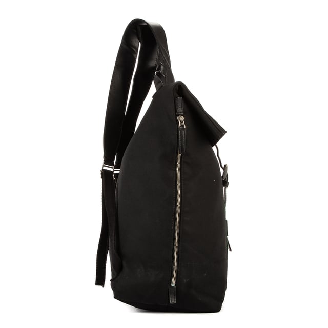 Gucci Tassen Sherry Line Backpack  Rugzak in de Zwart Doek in de Zilver  hardware. Het product is in In Perfecte Staat (AA).
  Afmetingen: 30x45x19 cm 
  Inclusief accessoires: None
  Opmerkingen over de hardware: Verkleurd
  BrandCo Paris vindt zeldzame artikelen in de beste staat voor ongelooflijke prijzen. Het is de moeite waard om geduldig te zijn! Koop met vertrouwen: alle artikelen van BrandCo Paris worden zorgvuldig geselecteerd en geverifieerd door ons team van experts.

  Alle artikelen worden geleverd met een certificaat van echtheid en verpakt door BrandCo Paris.

  Classificatietabel voor de conditie van het artikel:

  N (als nieuw)
  AA (perfecte staat)
  A (uitstekende staat)
  AB (zeer goede staat)
  B (goede/redelijke staat)