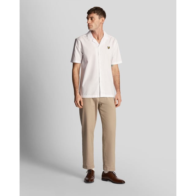 Classic collar.Short sleeves.Full button fastening.Lyle & Scott logo embroidered on the chest.Lightweight and soft texture.