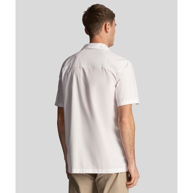 Classic collar.Short sleeves.Full button fastening.Lyle & Scott logo embroidered on the chest.Lightweight and soft texture.