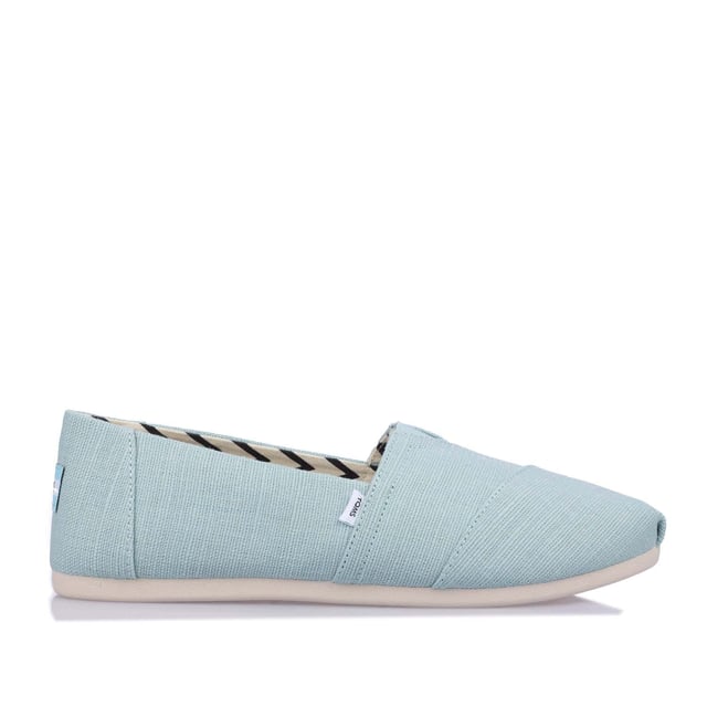 Textiel bovenwerk canvas voetbed TOMS signature CloudBound zolen voor extra comfort ademend vermogen en tractie uitneembaar en handwasbaar. OrthoLite Eco LT hybride inlegzool voor lichtgewicht demping gemaakt van plantaardige en gerecyclede materialen. Elastische gore voor makkelijke pasvorm