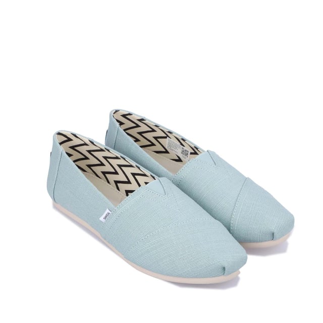 Textiel bovenwerk canvas voetbed TOMS signature CloudBound zolen voor extra comfort ademend vermogen en tractie uitneembaar en handwasbaar. OrthoLite Eco LT hybride inlegzool voor lichtgewicht demping gemaakt van plantaardige en gerecyclede materialen. Elastische gore voor makkelijke pasvorm