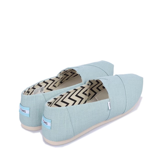 Textiel bovenwerk canvas voetbed TOMS signature CloudBound zolen voor extra comfort ademend vermogen en tractie uitneembaar en handwasbaar. OrthoLite Eco LT hybride inlegzool voor lichtgewicht demping gemaakt van plantaardige en gerecyclede materialen. Elastische gore voor makkelijke pasvorm