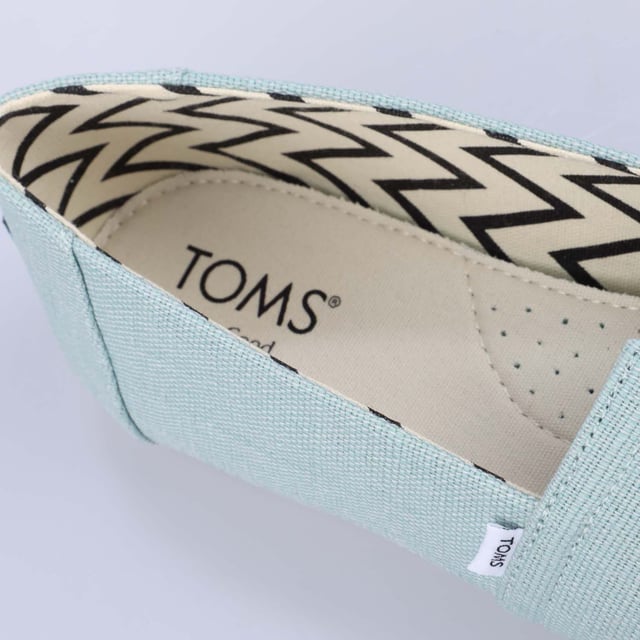 Textiel bovenwerk canvas voetbed TOMS signature CloudBound zolen voor extra comfort ademend vermogen en tractie uitneembaar en handwasbaar. OrthoLite Eco LT hybride inlegzool voor lichtgewicht demping gemaakt van plantaardige en gerecyclede materialen. Elastische gore voor makkelijke pasvorm