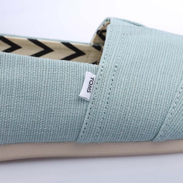 Textiel bovenwerk canvas voetbed TOMS signature CloudBound zolen voor extra comfort ademend vermogen en tractie uitneembaar en handwasbaar. OrthoLite Eco LT hybride inlegzool voor lichtgewicht demping gemaakt van plantaardige en gerecyclede materialen. Elastische gore voor makkelijke pasvorm