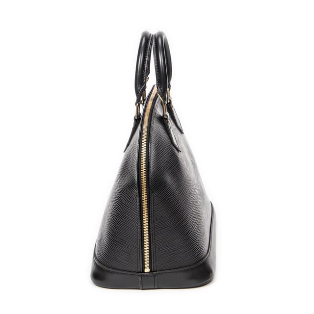 Louis Vuitton Alma PM en Negro Piel de becerro Louis Vuitton Bolsas Alma PM Bolso en Negro Piel de becerro y Latón dorado hardware. El producto esta en Excelentes Condiciones (A).
Dimensiones: 30x23x15 cm
Accesorios incluidos: None
Notas de Exterior: Ligeros arañazos en el cuero
BrandCo Paris encuentra artículos raros y en las mejores condiciones a precios increíbles. ¡Vale la pena tener paciencia! Compra con confianza: todos los artículos de BrandCo Paris son seleccionados y autenticados cuidadosamente por nuestro equipo de expertos.
Todos los artículos vienen con un certificado de autenticidad y un embalaje entregado por BrandCo Paris.
Tabla de clasificación de la condición del artículo
N (como nuevo)
AA (perfecto estado)
A (excelente estado)
AB (muy buen estado)
B (bueno/regular)