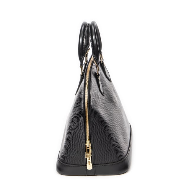 Louis Vuitton Alma PM en Negro Piel de becerro Louis Vuitton Bolsas Alma PM Bolso en Negro Piel de becerro y Latón dorado hardware. El producto esta en Excelentes Condiciones (A).
Dimensiones: 30x23x15 cm
Accesorios incluidos: None
Notas de Exterior: Ligeros arañazos en el cuero
BrandCo Paris encuentra artículos raros y en las mejores condiciones a precios increíbles. ¡Vale la pena tener paciencia! Compra con confianza: todos los artículos de BrandCo Paris son seleccionados y autenticados cuidadosamente por nuestro equipo de expertos.
Todos los artículos vienen con un certificado de autenticidad y un embalaje entregado por BrandCo Paris.
Tabla de clasificación de la condición del artículo
N (como nuevo)
AA (perfecto estado)
A (excelente estado)
AB (muy buen estado)
B (bueno/regular)