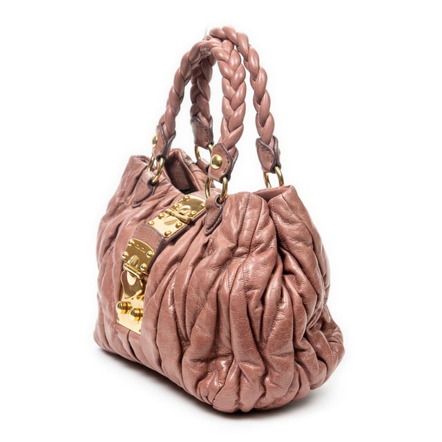 Miu Miu Bolsas Bauletto Aperto  Bolso bandolera en Rosa Piel de becerro y Oro hardware. El producto esta en Excelentes Condiciones (A).
  Dimensiones: 29x20x14 cm 
  Accesorios incluidos: Strap; Key in Clochette
  Notas de Exterior: Ligeras rozaduras en las esquinas
Notas de Hardware: Arañazos leves
Notas de la correa/asa: Ligeramente descolorido, Ligeramente desgastado
  BrandCo Paris encuentra artículos raros y en las mejores condiciones a precios increíbles. ¡Vale la pena tener paciencia! Compra con confianza: todos los artículos de BrandCo Paris son seleccionados y autenticados cuidadosamente por nuestro equipo de expertos.
  Todos los artículos vienen con un certificado de autenticidad y un embalaje entregado por BrandCo Paris.
  Tabla de clasificación de la condición del artículo
  N (como nuevo)
  AA (perfecto estado)
  A (excelente estado)
  AB (muy buen estado)
  B (bueno/regular)