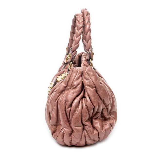 Miu Miu Bolsas Bauletto Aperto  Bolso bandolera en Rosa Piel de becerro y Oro hardware. El producto esta en Excelentes Condiciones (A).
  Dimensiones: 29x20x14 cm 
  Accesorios incluidos: Strap; Key in Clochette
  Notas de Exterior: Ligeras rozaduras en las esquinas
Notas de Hardware: Arañazos leves
Notas de la correa/asa: Ligeramente descolorido, Ligeramente desgastado
  BrandCo Paris encuentra artículos raros y en las mejores condiciones a precios increíbles. ¡Vale la pena tener paciencia! Compra con confianza: todos los artículos de BrandCo Paris son seleccionados y autenticados cuidadosamente por nuestro equipo de expertos.
  Todos los artículos vienen con un certificado de autenticidad y un embalaje entregado por BrandCo Paris.
  Tabla de clasificación de la condición del artículo
  N (como nuevo)
  AA (perfecto estado)
  A (excelente estado)
  AB (muy buen estado)
  B (bueno/regular)