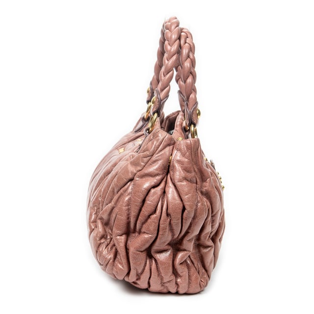Miu Miu Bolsas Bauletto Aperto  Bolso bandolera en Rosa Piel de becerro y Oro hardware. El producto esta en Excelentes Condiciones (A).
  Dimensiones: 29x20x14 cm 
  Accesorios incluidos: Strap; Key in Clochette
  Notas de Exterior: Ligeras rozaduras en las esquinas
Notas de Hardware: Arañazos leves
Notas de la correa/asa: Ligeramente descolorido, Ligeramente desgastado
  BrandCo Paris encuentra artículos raros y en las mejores condiciones a precios increíbles. ¡Vale la pena tener paciencia! Compra con confianza: todos los artículos de BrandCo Paris son seleccionados y autenticados cuidadosamente por nuestro equipo de expertos.
  Todos los artículos vienen con un certificado de autenticidad y un embalaje entregado por BrandCo Paris.
  Tabla de clasificación de la condición del artículo
  N (como nuevo)
  AA (perfecto estado)
  A (excelente estado)
  AB (muy buen estado)
  B (bueno/regular)
